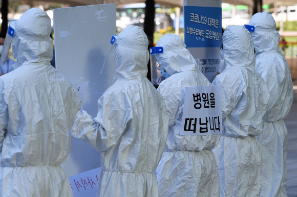 15일 서울시청 현관 앞에서 민주노총 공공운수노조 의료연대본부 서울지역본부가 기자회견을 열고 “서울시가 늦장 부리는 동안, 간호사들이 병원을 떠나가고 있다”며 코로나 19 간호인력기준을 발표하지 않는 서울시를 규탄하고 있다. 2021.9.15 오장환 기자 5zzang@seoul.co.kr