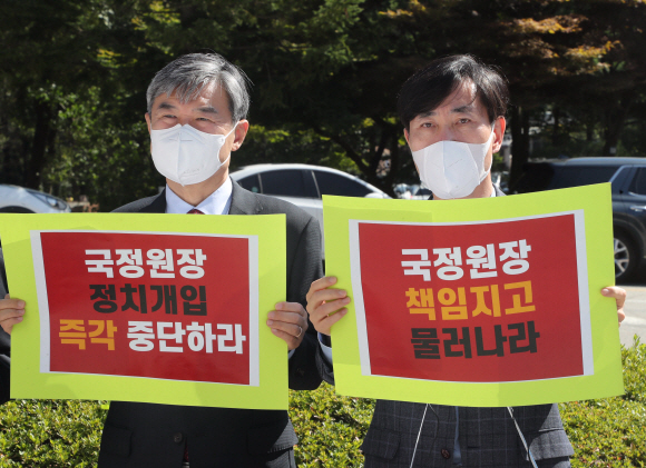 국회 정보위원인 국민의힘 조태용(왼쪽) 의원과 하태경 의원이 15일 서울 국가정보원 앞에서 박지원 국정원장의 정치 개입을 중단하라는 취지의 성명서를 발표하고 있다. 정연호 기자 tpgod@seoul.co.kr