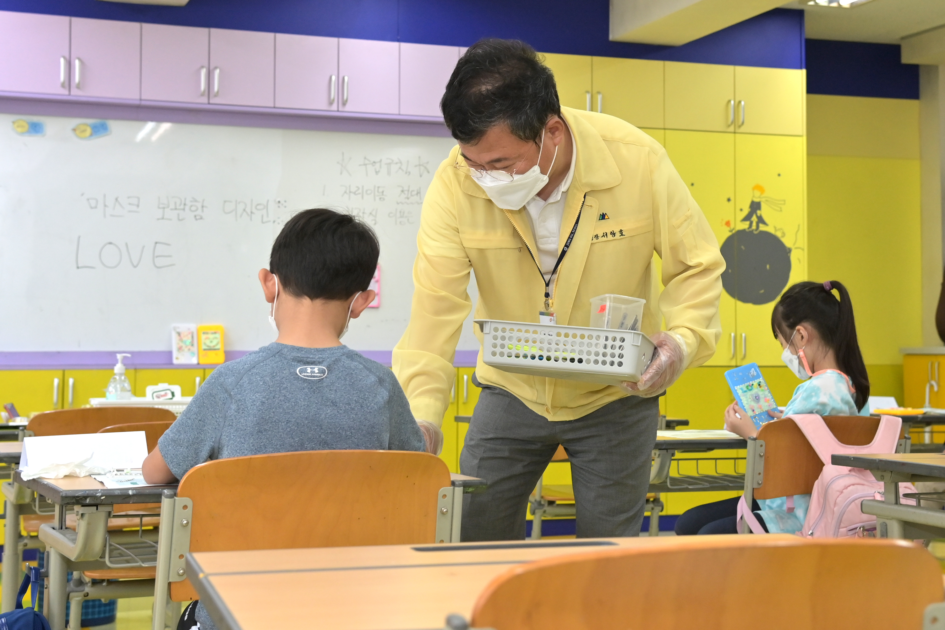 서양호 서울 중구청장이 최근 중구형 방과후학교 시범운영을 시작한 서울 봉래초등학교에서 교구를 나눠주고 있다. 중구 제공