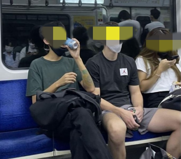 12일 지하철 열차 안에서 맥주를 마시던 남성. 온라인 커뮤니티 ‘보배드림’ 캡처