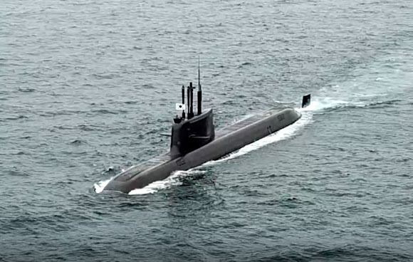 우리나라가 독자 개발한 잠수함발사탄도미사일(SLBM)을 탑재한 도산안창호함(3000t급)이 15일 시험발사를 위해 이동하고 있다. 국방부 제공