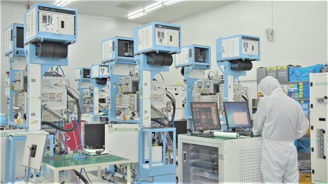 삼성전자 협력사인 반도체 장비 기업 ‘원익IPS’에서 반도체 생산설비 점검이 이뤄지고 있다. 삼성전자 제공