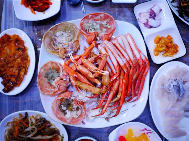 엄청난 규모를 자랑하는 포항 죽도시장엔 맛집도 즐비하다. 동남회식당에선 홍게를 직접 쪄 먹을 수 있다.