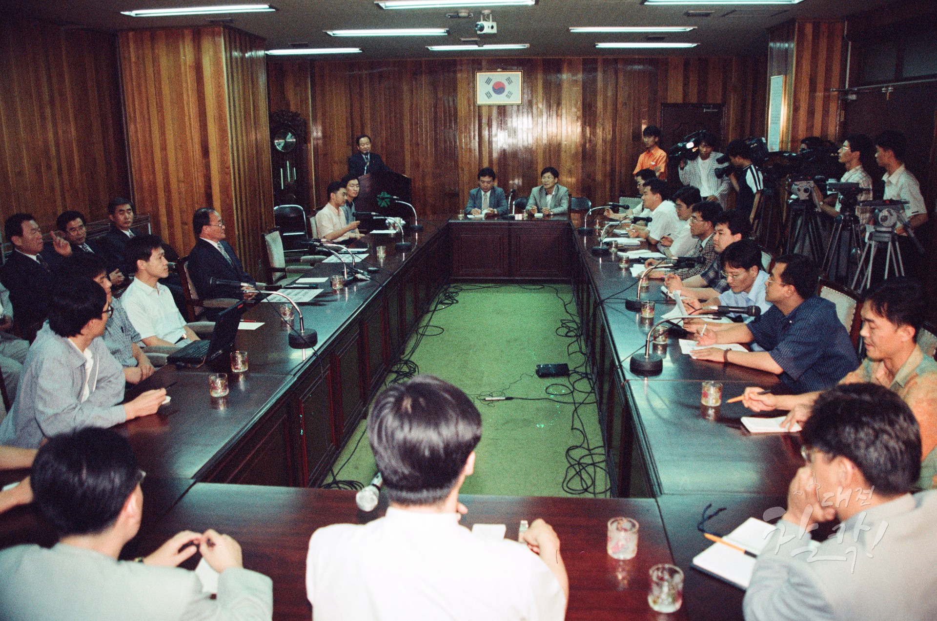 1998년 7월 국무총리실 공보실장(왼쪽 가운데)이 대전에 내려와 충청은행 퇴출 관련 기자회견을 열고 있다. 대전시 제공