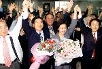 1998년 7월 21일 종로 보궐선거에서 당선이 확실시되자 지지자들과 함께 손을 치켜들며 기뻐하고 있는 노무현 의원.  서울신문DB