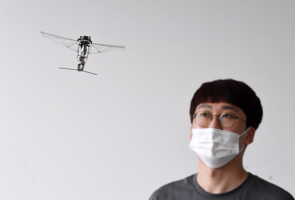 건국대 스마트운행체공학과 박사과정 학생이 초소형 비행체 ‘KU비틀’의 시범 비행을 하고 있다. 비행시간은 약 9분으로 동급 비행 로봇으로는 세계에서 두 번째로 긴 비행기록이다.