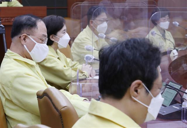 코로나19 중대본 회의, 총리 발언 듣는 홍남기?유은혜 부총리