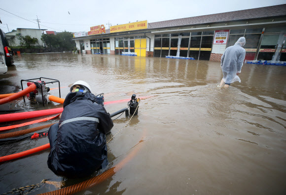 배수 작업 벌이는 소방대원들