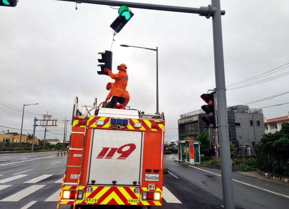 태풍 속 파손된 신호등