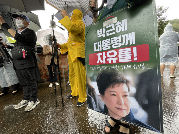 윤석열 방문 막아선 보수단체 회원들