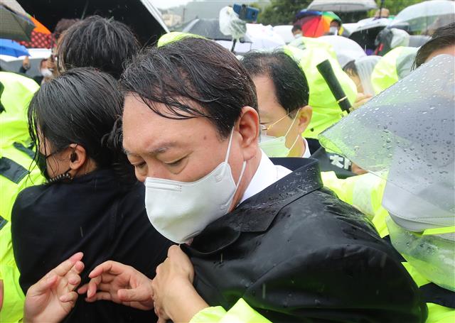 비에 젖은 윤석열