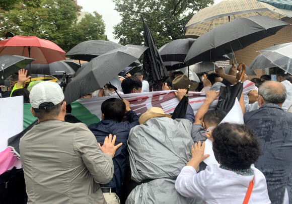 윤석열 방문 막아선 보수단체 회원들