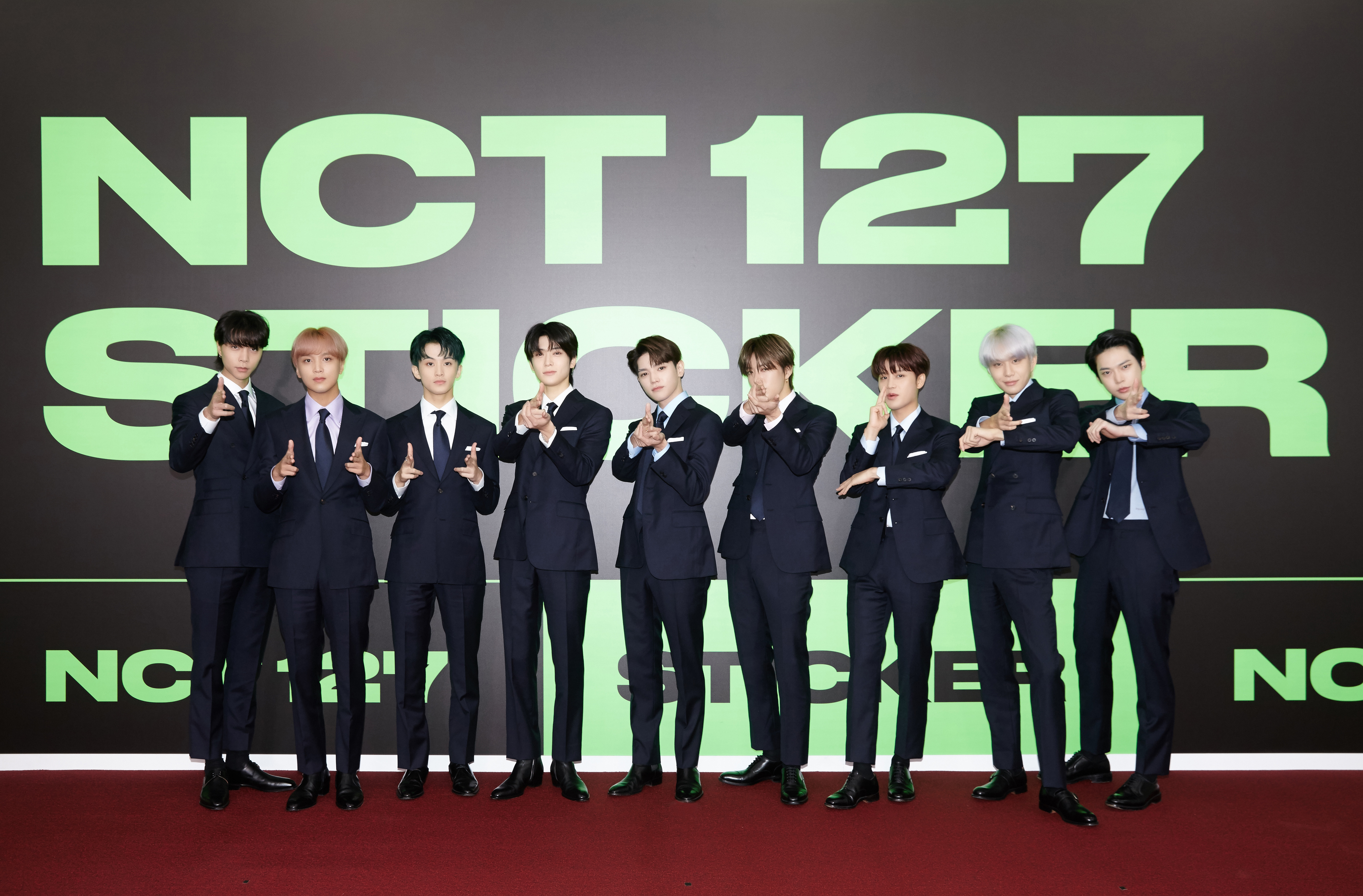 NCT 127 멤버들이 17일 온라인 스트리밍으로 열린 기자 간담회에 참석해 포즈를 취하고 있다. SM엔터테인먼트 제공