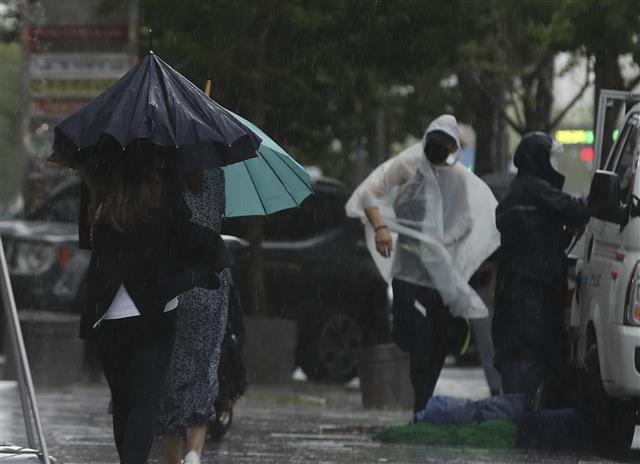 우산 부여잡고..