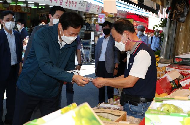 과일 구매하는 오세훈 시장