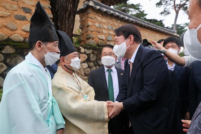 ‘파평 윤씨’ 윤석열, 윤신달 장군묘 방문