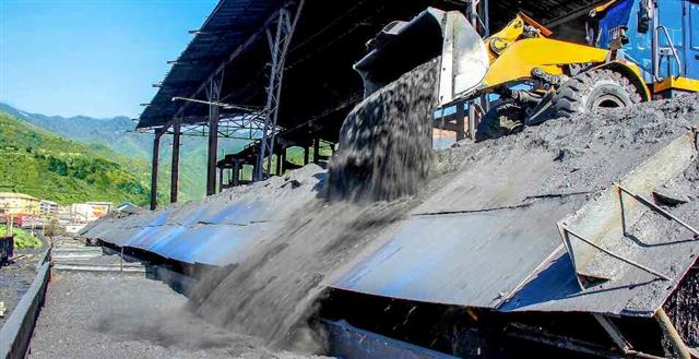 북한 노동당 기관지 노동신문은 18일 기간공업 부문이 5개년 계획 첫해 과업을 성과적으로 수행하기 위한 생산돌격전을 계속 맹렬히 펼치고 있다고 보도했다. 신문은 각 “탄광들에서는 앞선 굴진방법, 채탄방법을 받아들이기 위한 경쟁을 방법론 있게 조직하고 탄부들의 열의를 적극 불러일으켜 매일 높은 실적을 기록하고 있다”라고 설명했다. 사진은 순천지구청년탄광연합기업소. 평양 노동신문 뉴스1