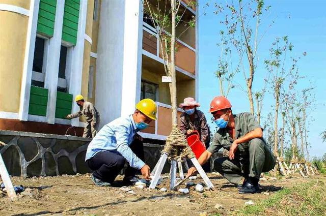 북한 노동당 기관지 노동신문은 18일 ‘미곡리의 농촌 마을이 일신된다’라며 이곳이 개건보수공사를 힘있게 내밀고 있다고 보도했다. 신문은 “독특하게 설계된 소층 살림집들이 농업 근로자들의 생활상편리에 맞게 꾸려지고있으며 살림집 주변에 과일나무들을 많이 심어 환경을 일신시키기 위한 사업도 벌어지고 있다”면서 하루가 다르게 변모하고 있다고 강조했다. 평양 노동신문 뉴스1
