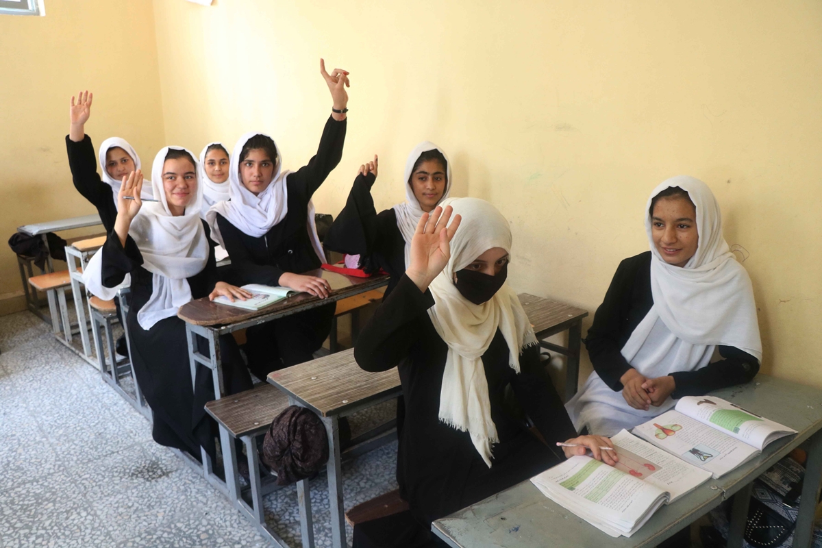 탈레반 장악 이전 수업 받는 여학생들