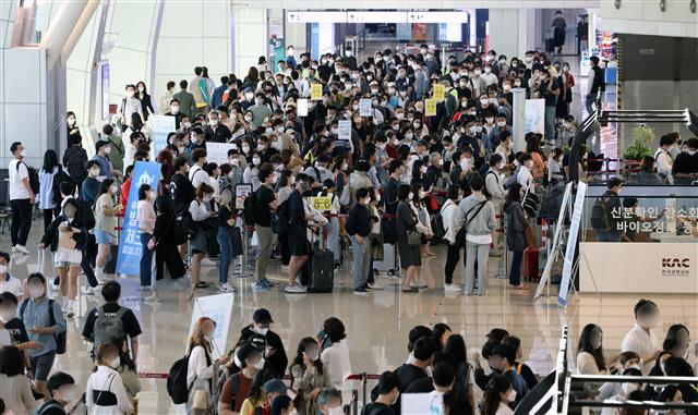 추석 황금연휴 첫날인 18일 오전 서울시 강서구 김포공항에서 제주로 향하는 관광객들이 탑승수속을 하고 있다. 제주도관광협회에 따르면 17일부터 22일까지 추석연휴 엿새간 항공기와 선박 예약 건수를 기준으로 전망한 관광객은 21만5000여명이다. 2021.9.18 뉴스1