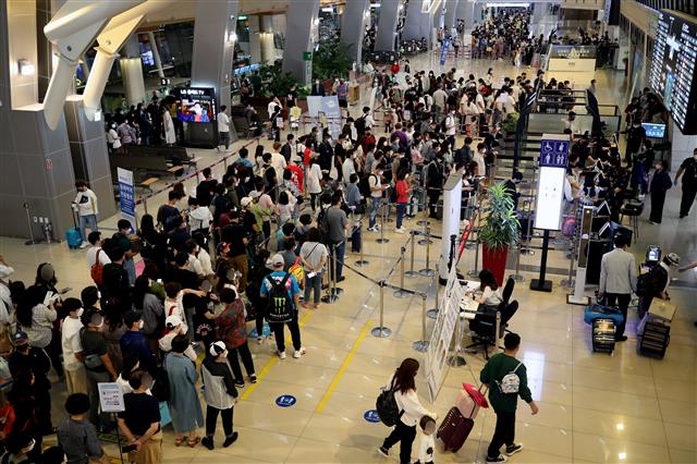 추석 황금연휴 첫날인 18일 오전 서울시 강서구 김포공항에서 제주로 향하는 관광객들이 탑승수속을 하고 있다. 제주도관광협회에 따르면 17일부터 22일까지 추석연휴 엿새간 항공기와 선박 예약 건수를 기준으로 전망한 관광객은 21만5000여명이다. 2021.9.18 뉴스1