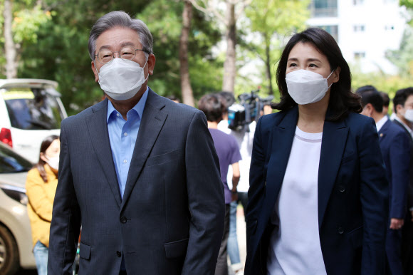 더불어민주당 대선 예비후보인 이재명 경기도지사와 부인 김혜경씨가 18일 오전 광주 남구 한 미혼모 시설을 방문하고 있다. 2021.9.18  연합뉴스