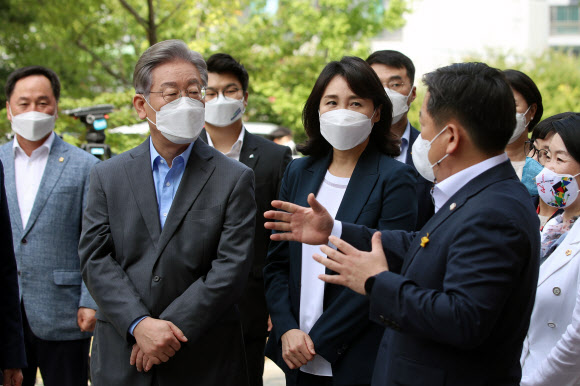 더불어민주당 대선 예비후보인 이재명 경기도지사와 부인 김혜경씨가 18일 오전 광주 남구 한 미혼모 시설을 방문해 김병내 남구청장으로부터 설명을 듣고 있다. 2021.9.18  연합뉴스