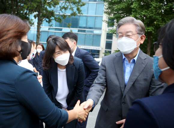 더불어민주당 대선 예비후보인 이재명 경기도지사와 부인 김혜경씨가 18일 오전 광주 남구 한 미혼모 시설을 방문하고 있다. 2021.9.18  연합뉴스