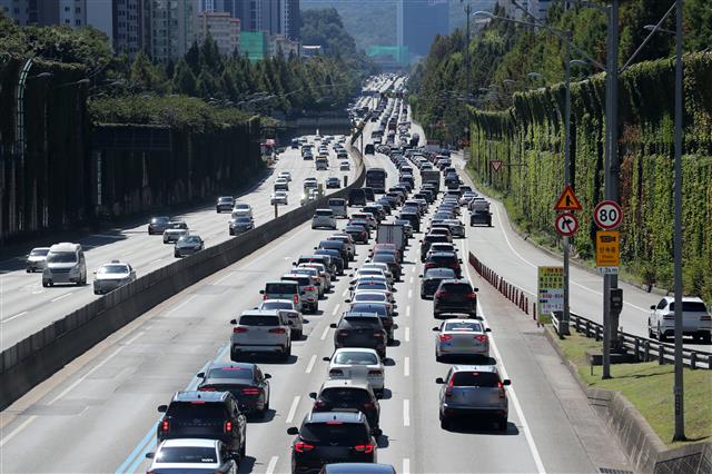 추석 연휴 첫날인 18일 오전 서울 서초구 경부고속도로 잠원IC 부근 하행선(오른쪽)이 정체된 차량들로 서행하고 있다.  한국도로공사는 이날 전국 고속도로 이용 차량을 477만대로 예상했다. 수도권에서 지방으로 44만대, 지방에서 수도권으로 38만대가 이동할 것으로 보인다. 귀성 방향은 오전 7~8시부터 정체가 시작돼 낮 12시쯤 절정에 이르렀다가 오후 8~9시쯤 해소될 전망이다. 2021.9.18. 뉴스1