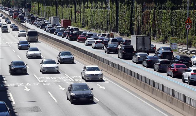 추석 연휴 첫날인 18일 오전 서울 서초구 경부고속도로 잠원IC 부근 하행선(오른쪽)이 정체된 차량들로 서행하고 있다.  한국도로공사는 이날 전국 고속도로 이용 차량을 477만대로 예상했다. 수도권에서 지방으로 44만대, 지방에서 수도권으로 38만대가 이동할 것으로 보인다. 귀성 방향은 오전 7~8시부터 정체가 시작돼 낮 12시쯤 절정에 이르렀다가 오후 8~9시쯤 해소될 전망이다. 2021.9.18. 뉴스1