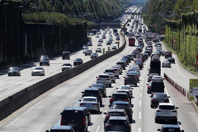 추석 연휴 첫날인 18일 오전 서울 서초구 경부고속도로 잠원IC 부근 하행선(오른쪽)이 정체된 차량들로 서행하고 있다.  한국도로공사는 이날 전국 고속도로 이용 차량을 477만대로 예상했다. 수도권에서 지방으로 44만대, 지방에서 수도권으로 38만대가 이동할 것으로 보인다. 귀성 방향은 오전 7~8시부터 정체가 시작돼 낮 12시쯤 절정에 이르렀다가 오후 8~9시쯤 해소될 전망이다. 2021.9.18. 뉴스1