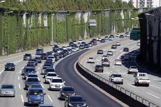 추석 연휴 첫날인 18일 오전 서울 서초구 경부고속도로 잠원IC 부근 하행선(왼쪽)이 정체된 차량들로 서행하고 있다.  한국도로공사는 이날 전국 고속도로 이용 차량을 477만대로 예상했다. 수도권에서 지방으로 44만대, 지방에서 수도권으로 38만대가 이동할 것으로 보인다. 귀성 방향은 오전 7~8시부터 정체가 시작돼 낮 12시쯤 절정에 이르렀다가 오후 8~9시쯤 해소될 전망이다. 2021.9.18. 뉴스1