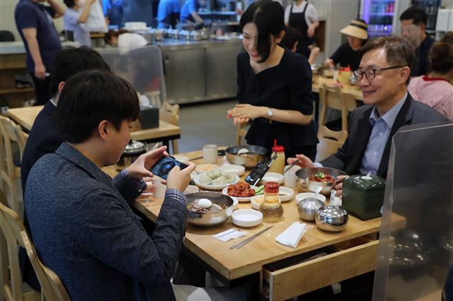 이준석 국민의힘 대표와 최재형 대선 경선 예비후보가 18일 오후 서울 중구의 한 냉면전문점에서 오찬회동을 하고 있다. 2021.9.18 뉴스1