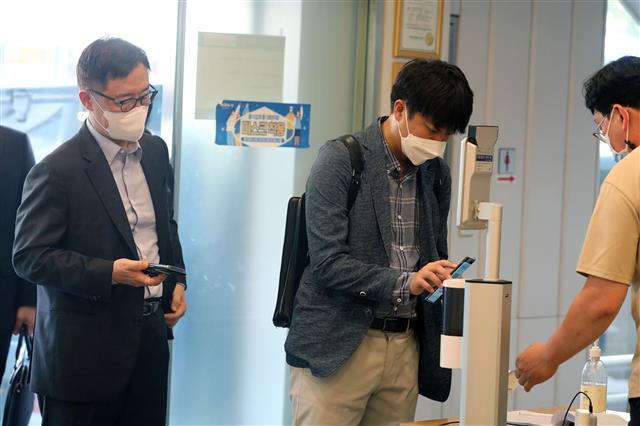 이준석 국민의힘 대표와 최재형 대선 경선 예비후보가 18일 오후 서울 중구의 한 냉면전문점에서 오찬회동을 위해 QR체크인을 하고 있다. 2021.9.18 뉴스1