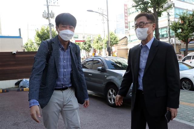 이준석 국민의힘 대표와 최재형 대선 경선 예비후보가 18일 오후 서울 중구의 한 냉면전문점에서 오찬회동 전 인사를 나누고 있다. 2021.9.18 뉴스1