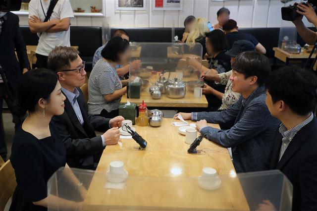 이준석 국민의힘 대표와 최재형 대선 경선 예비후보가 18일 오후 서울 중구의 한 냉면전문점에서 오찬회동을 하고 있다. 2021.9.18 뉴스1