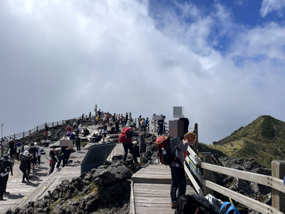 태풍 찬투가 물러간 18일 오전 한라산 백록담 정상에 많은 등산객이 찾아 산행을 즐기로 있다. 2021.9.18  연합뉴스