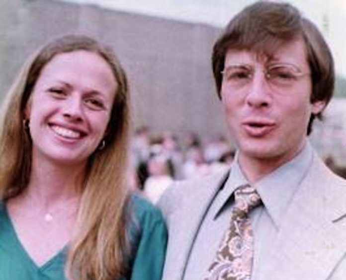 로버트 더스트(오른쪽)와 실종된 아내 캐슬린 더스트.  위키피디아