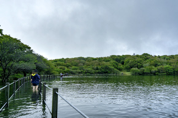태풍 찬투가 퍼부은 폭우로 18일 오전 한라산 사라오름 분화구에 물이 가득 고여 마치 산 속의 호수 같은 풍경을 자아내고 있다. 2021.9.18 연합뉴스