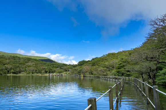태풍 찬투가 퍼부은 폭우로 18일 오전 한라산 사라오름 분화구에 물이 가득 고여 마치 산 속의 호수 같은 풍경을 자아내고 있다. 2021.9.18 연합뉴스