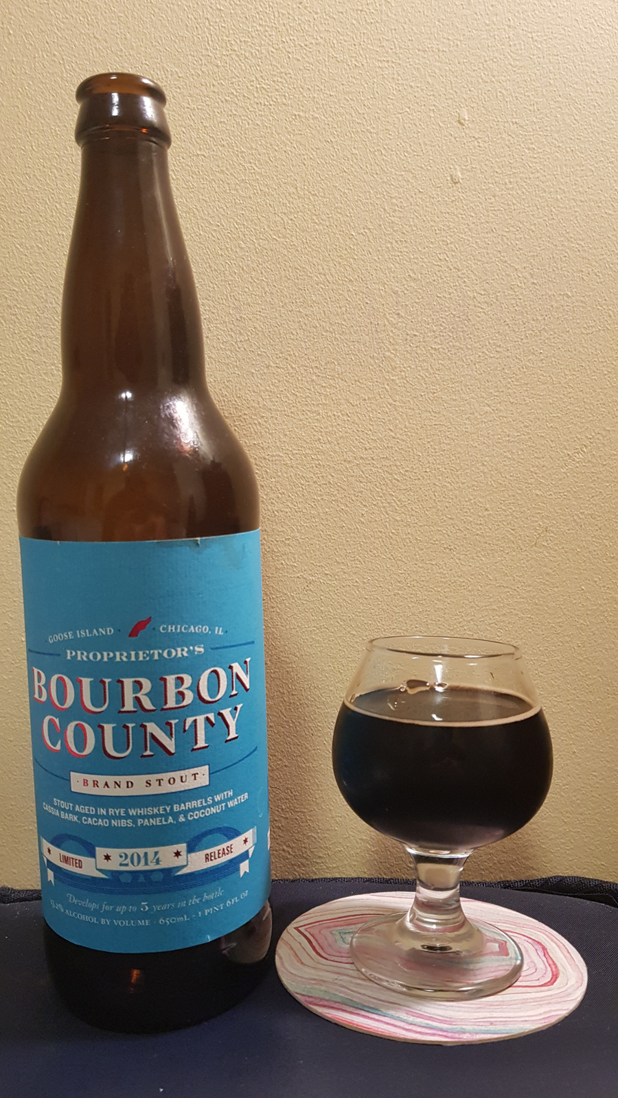 미국 시카고의 양조장 ‘구스 아일랜드’의 대표 배럴 숙성맥주 ‘Proprietor’s Bourbon County Brand Stout 2014’. 계피와 카카오닙스(초콜릿 원료인 카카오 콩을 로스팅한 뒤 껍질을 제거한 알맹이), 파넬라(정제 전 원당), 코코넛 워터를 사용해 만들었다. 라이 위스키(호밀 51% 이상을 원료로 한 증류주)를 만드는 배럴에서 숙성시켰다.