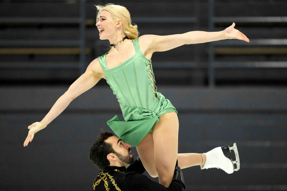 스페인의 올리비아 스마트와 아드리안 디아즈가 18일(현지시간) 퀘벡 피에르폰즈에서 열린 스케이트 캐나다 가을 클래식 인터내셔널(the Skate Canada Autumn Classic International)에서 아이스 댄스 경기 중 프리 댄스를 연기하고 있다. AFP 연합뉴스