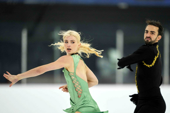 스페인의 올리비아 스마트와 아드리안 디아즈가 18일(현지시간) 퀘벡 피에르폰즈에서 열린 스케이트 캐나다 가을 클래식 인터내셔널(the Skate Canada Autumn Classic International)에서 아이스 댄스 경기 중 프리 댄스를 연기하고 있다. AFP 연합뉴스