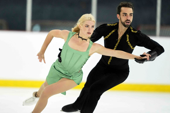 스페인의 올리비아 스마트와 아드리안 디아즈가 18일(현지시간) 퀘벡 피에르폰즈에서 열린 스케이트 캐나다 가을 클래식 인터내셔널(the Skate Canada Autumn Classic International)에서 아이스 댄스 경기 중 프리 댄스를 연기하고 있다. AFP 연합뉴스