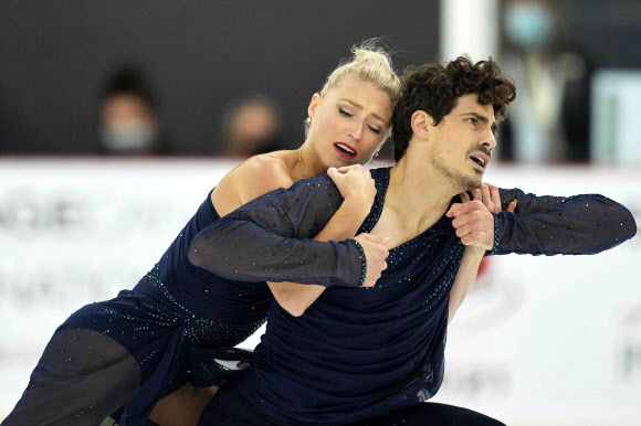 Piper Gilles and Paul Poirier of Canada skate their free dance in the dance competition at the Skate Canada Autumn Classic International in Pierrefonds, Quebec on September 18, 2021. (Photo by Geoff Robins / AFP)/2021-09-19 04:57:25/ <연합뉴스