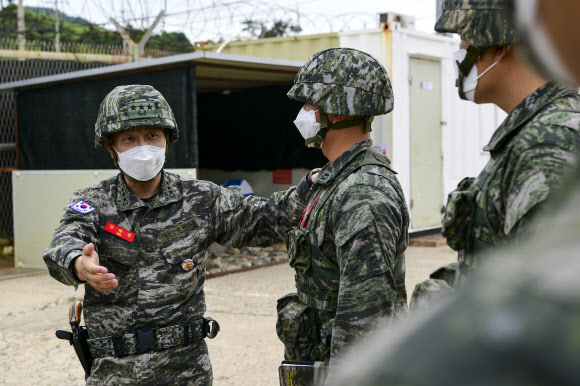 해병대사령관, 소연평도 전방소초 장병 격려