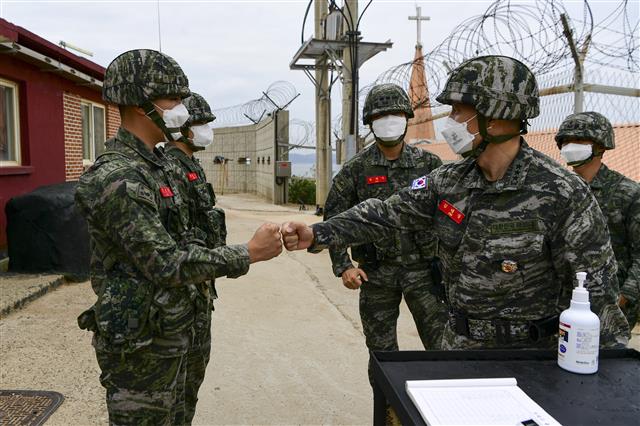소연평도 전방초소 장병 격려하는 김태성 사령관