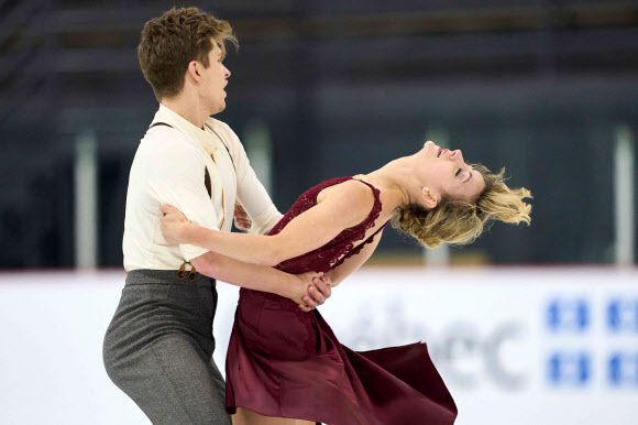 Carolane Soucisse and Shane Firus of Canada skate their free dance in the dance competition at the Skate Canada Autumn Classic International in Pierrefonds, Quebec on September 18, 2021. (Photo by Geoff Robins / AFP)/2021-09-19 06:32:34/ <연합뉴스