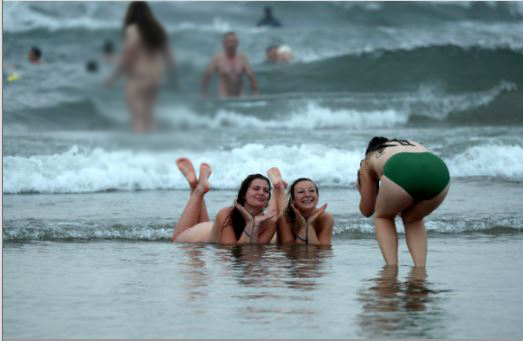 매년 열리는 노스 이스트 알몸 수영(the North East Skinny Dip)의 참가자들이 19일(현지시간) 영국 드루리지 만에서 사진을 찍으며 즐거운 시간을 보내고 있다. 로이터 연합뉴스