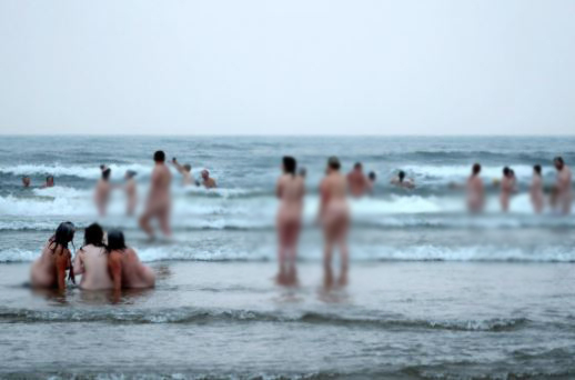 매년 열리는 노스 이스트 알몸 수영(the North East Skinny Dip)의 참가자들이 19일(현지시간) 영국 드루리지 만에서 즐거운 시간을 보내고 있다. 로이터 연합뉴스